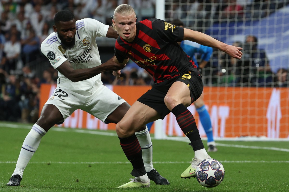 epa10617979 Real Madrid's Antonio Rudiger (L) in action against Manchester City's Erling Haaland during the UEFA Champions League semifinal first leg soccer match between Real Madrid and Man ...