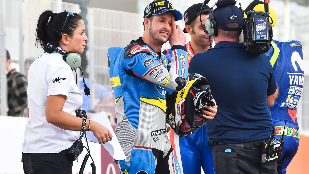 epa06606033 Swiss MotoGP rider Thomas Luethi (C) of the EG 0,0 Marc VDS team attends a photo session at the Losail International Circuit in Doha, Qatar, 15 March 2018. The 2018 MotoGP World Championsh ...