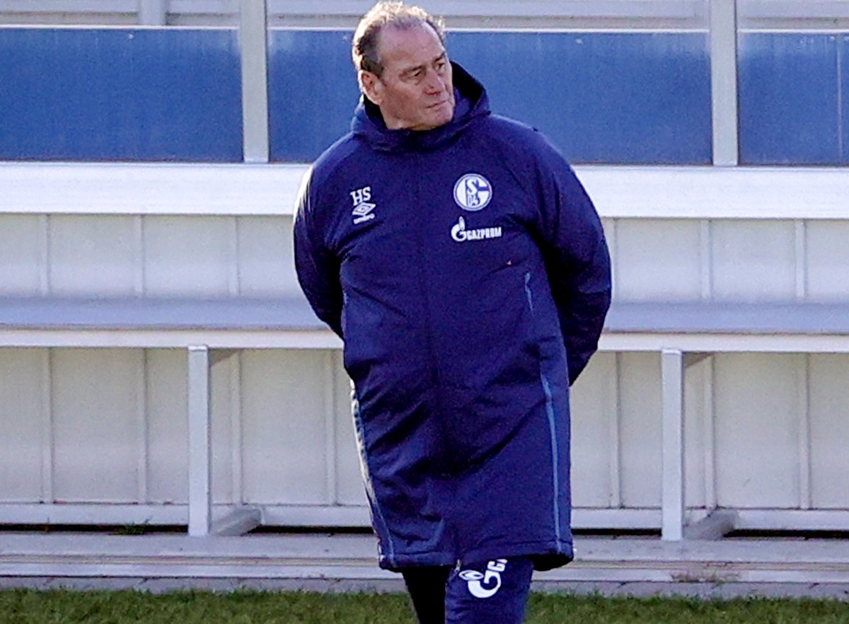 epa08892002 Schalke's new interim head coach Huub Stevens leads his team's training session in Gelsenkirchen, Germany, 18 December 2020. German Bundesliga soccer club FC Schalke 04 on early  ...