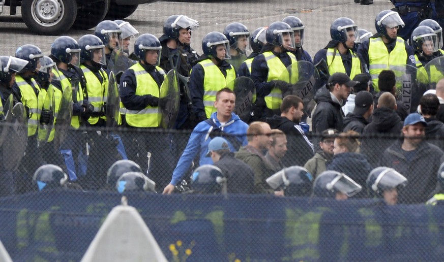 Fans des FC Zuerich werden von Polizisten eingekesselt und durchsucht, vor dem Fussballspiel der Super League zwischen dem FC Aarau und dem FC Zuerich, am Samstag, 25. April 2015, in Aarau. In der Sta ...