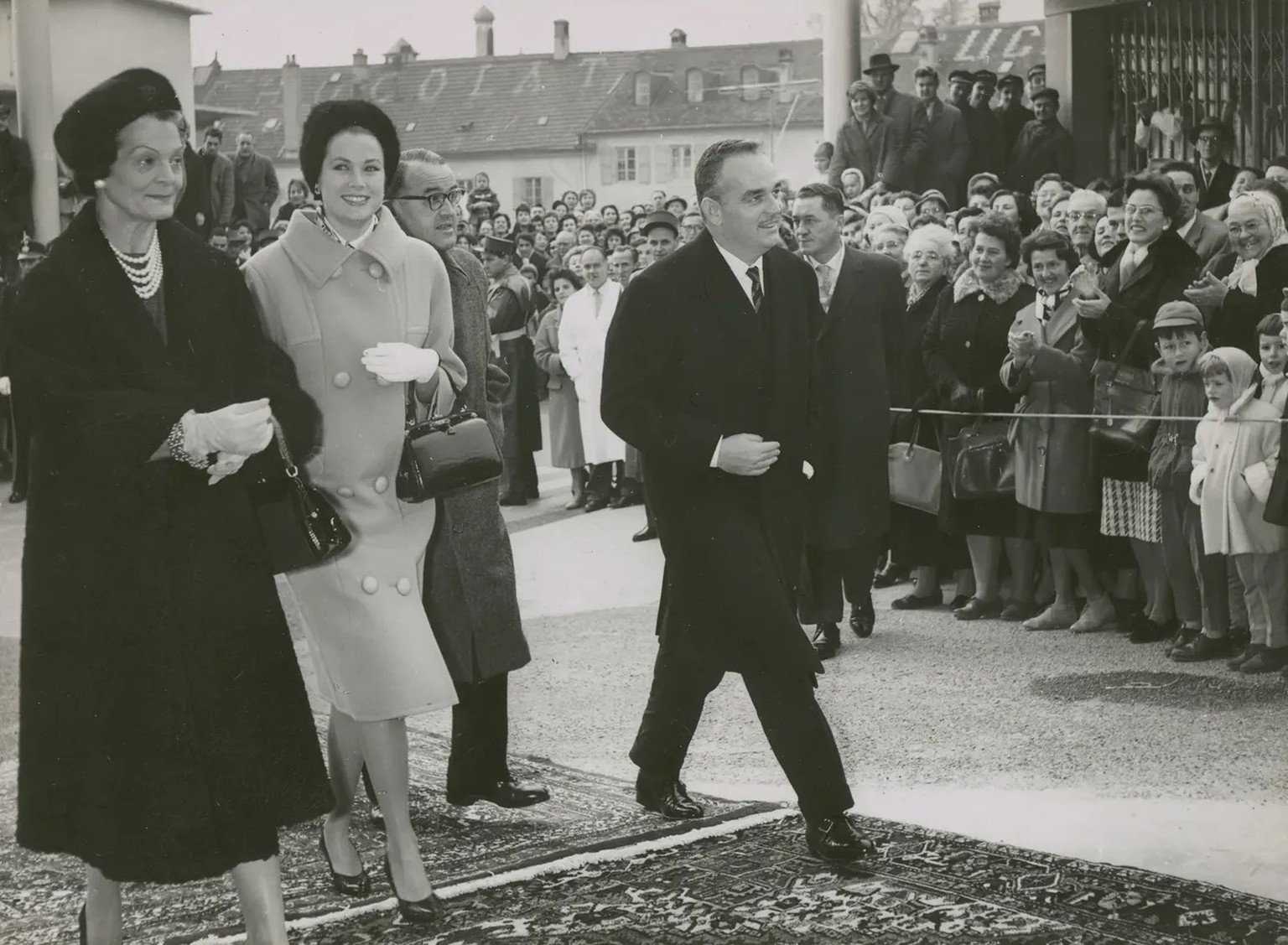 Das Fürstenpaar von Monaco in Begleitung von Bundespräsident Max Petitpierre (in der Mitte, mit Brille) beim Besuch der Suchard-Fabrik.
https://collections.mahn.ch/fr/notice/st-227-36-le-couple-princi ...