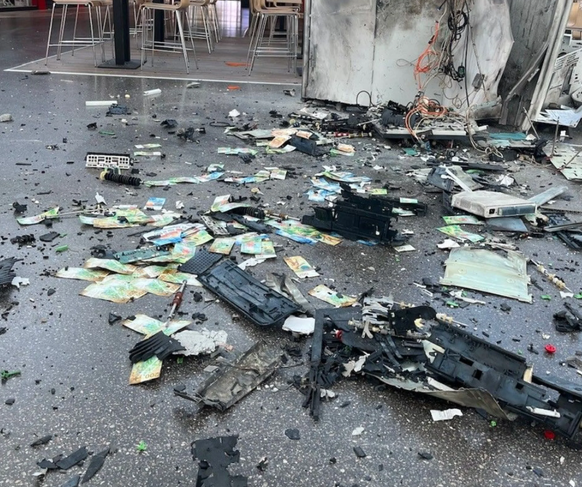 Banknoten liegen nach der Explosion über den Boden verteilt.