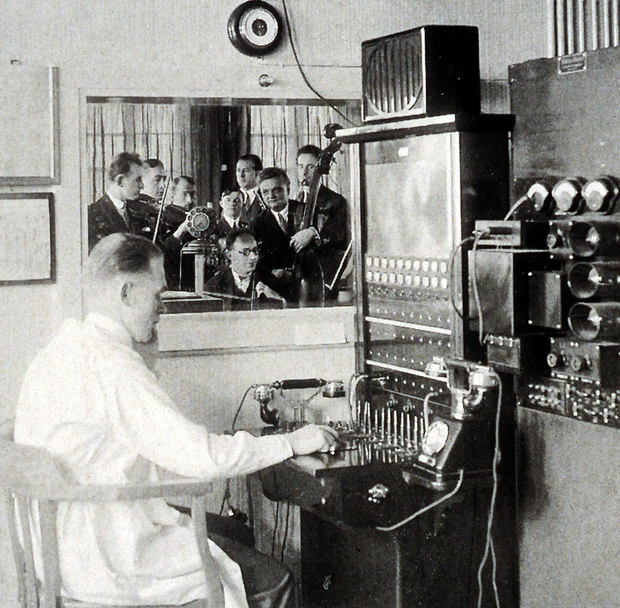 Konzertaufnahme im Radiostudio der Radiogenossenschaft Zuerich auf dem Hoenggerberg, um 1925. Anfang der 20er Jahre wurden verschiedene Radiosender in der ganzen Schweiz in Betrieb genommen. (KEYSTONE ...