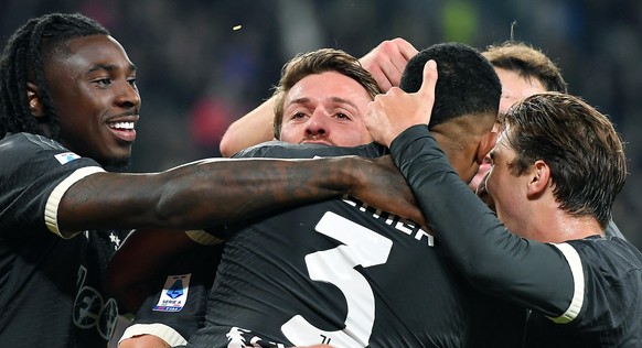 epa10970674 Juventus players celebrate after the 2-0 during the Italian Serie A soccer match Juventus FC vs Cagliari Calcio at the Allianz Stadium in Turin, Italy, 11 November 2023. EPA/ALESSANDRO DI  ...