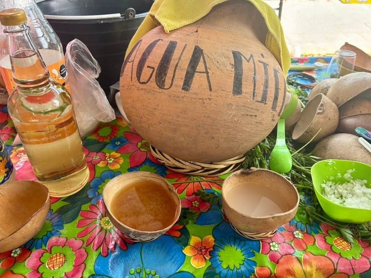Sur un marché de Guadalajara, de l’agua miel vendu dans un récipient en terre cuite. Et devant, du tepache (à gauche) et de pulque (à droite).