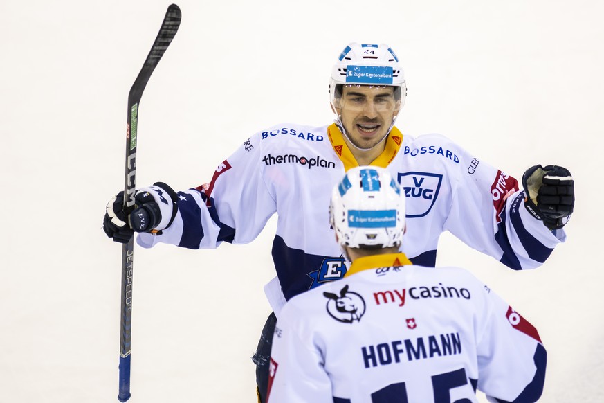 L&#039;attaquant zougois Gregory Hofmann, gauche, et le defenseur zougois Samuel Kreis, droite, laissent eclater leur joie, lors du match du championnat suisse de hockey sur glace de National League L ...