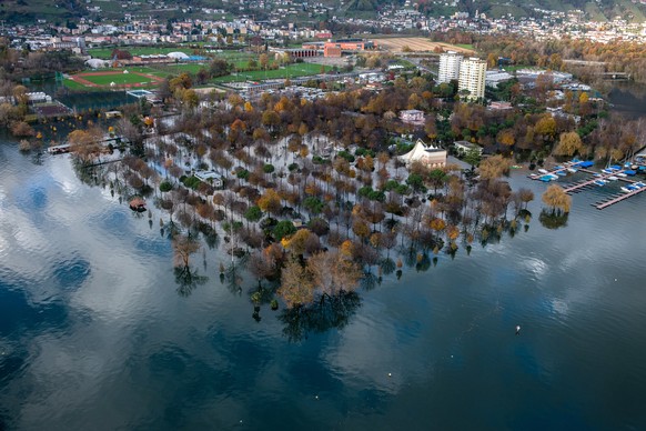 Eine Luftaufnahme zeigt die Ueberschwemmungen um den Lago Maggiore und die unter Wasser stehenden Ufergebiete in Tenero, im Tessin am Sonntag, 16. November 2014.