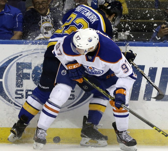 Connor McDavid bei seinem NHL-Debüt gegen St. Louis Blues.