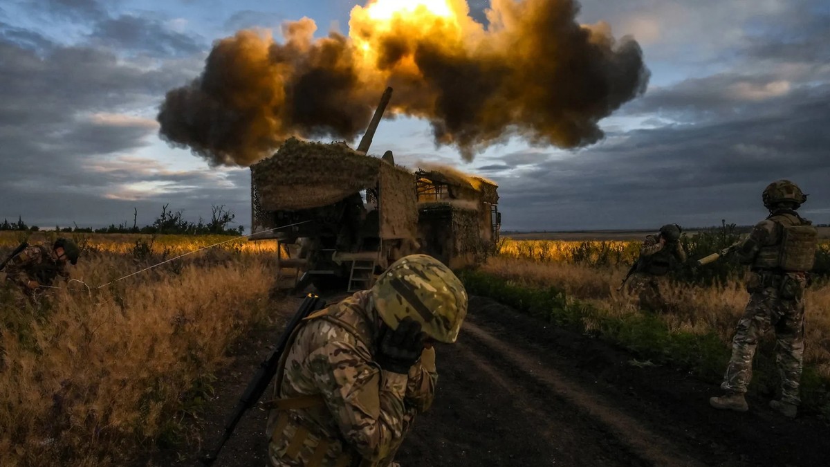 Des soldats russes tirent sur un obusier dans la région de Pokrovsk, dans le Donbass: les besoins en munitions d'artillerie sont élevés pour les troupes du Kremlin.