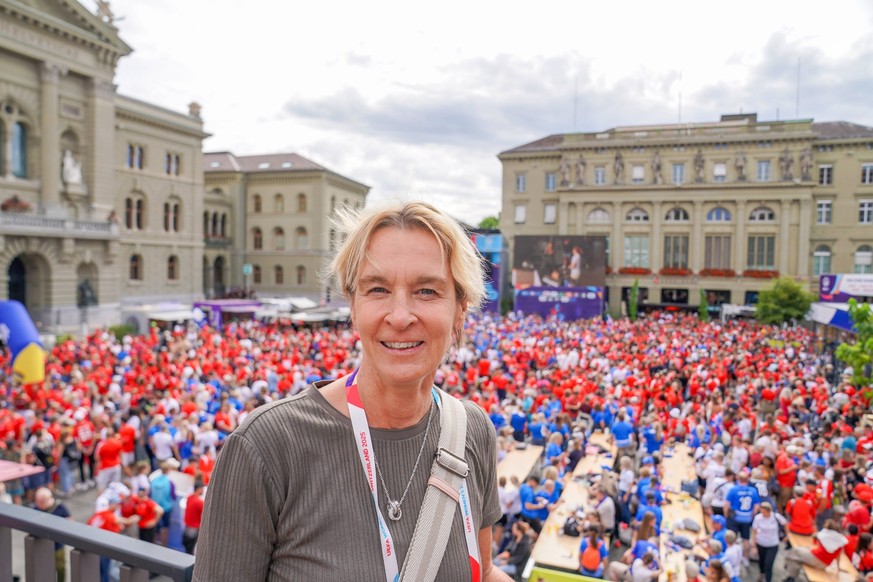 UEFA Womens EURO 2025 Public Viewing Bundesplatz Bern, Schweiz: Martina Voss-Tecklenburg ehemalige Bundestrainerin Deutschland vor gro