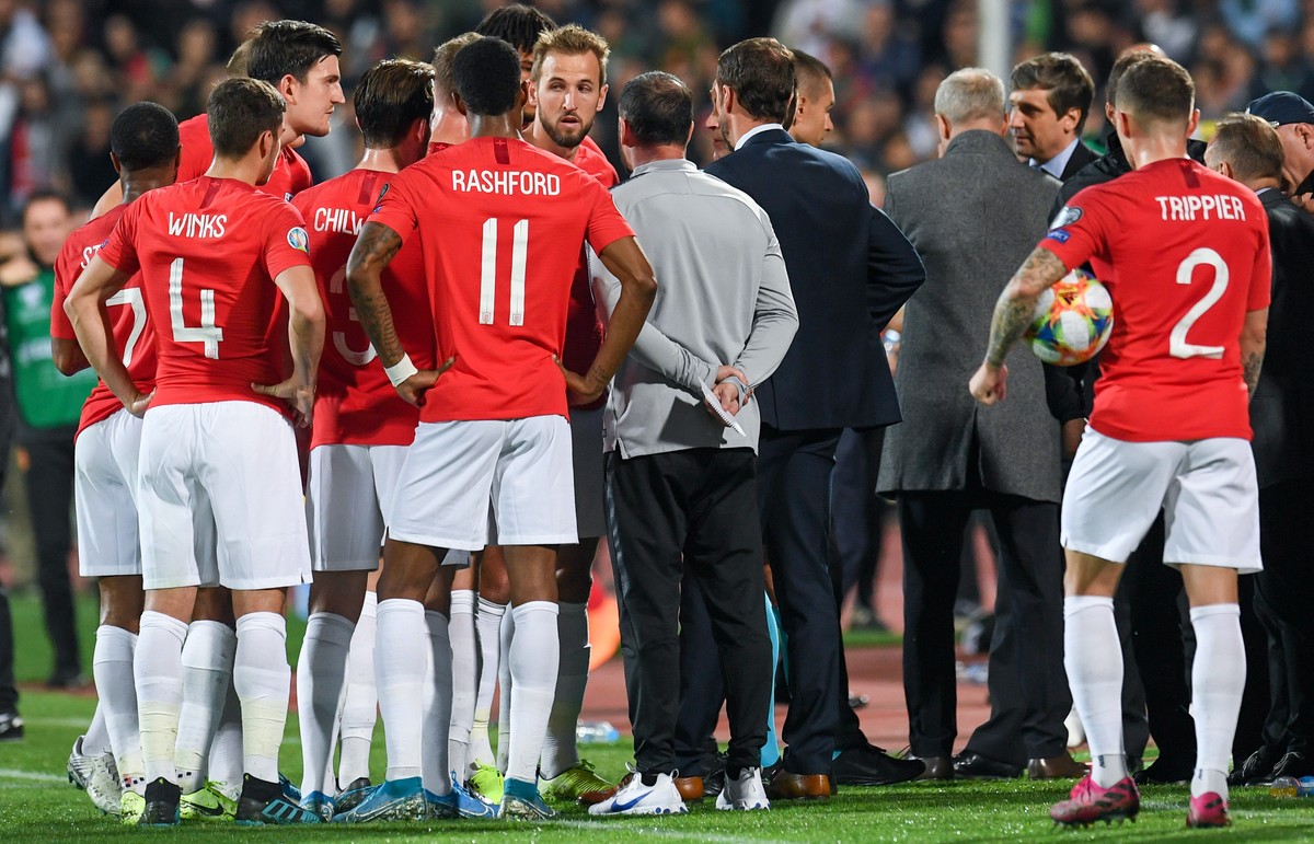 epa07920889 England's head coach Gareth Southgate (back) talks with Harry Kane (C) and other team players as match was temporarily stopped during the UEFA EURO 2020 qualifying group A soccer matc ...