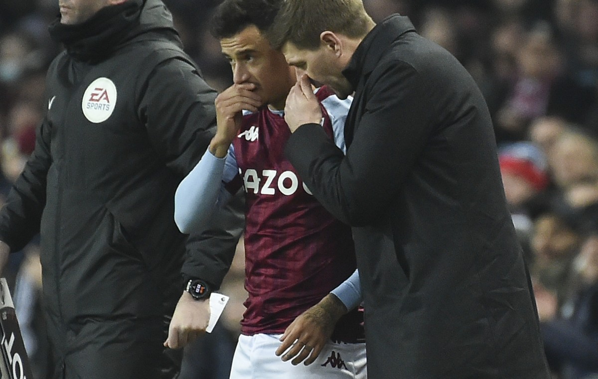 Aston Villa's head coach Steven Gerrard gives instructions to Aston Villa's Philippe Coutinho during the English Premier League soccer match between Aston Villa and Manchester United at Vill ...