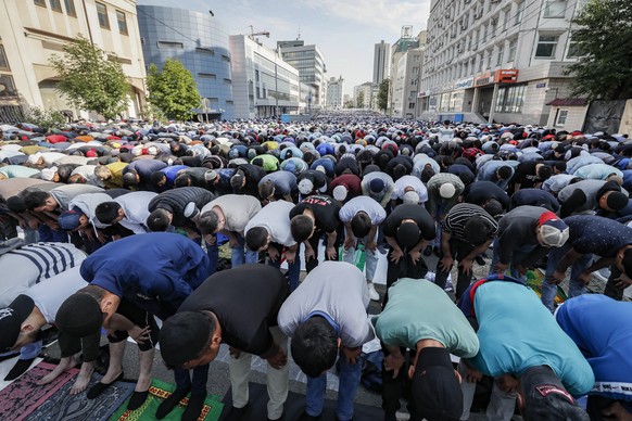 epa10060971 Muslims gather for morning prayers to celebrate Eid al-Adha near Moscow&#039;s Cathedral Mosque in Moscow, Russia, 09 July 2022. Eid al-Adha is the holiest of the two Muslims holidays cele ...