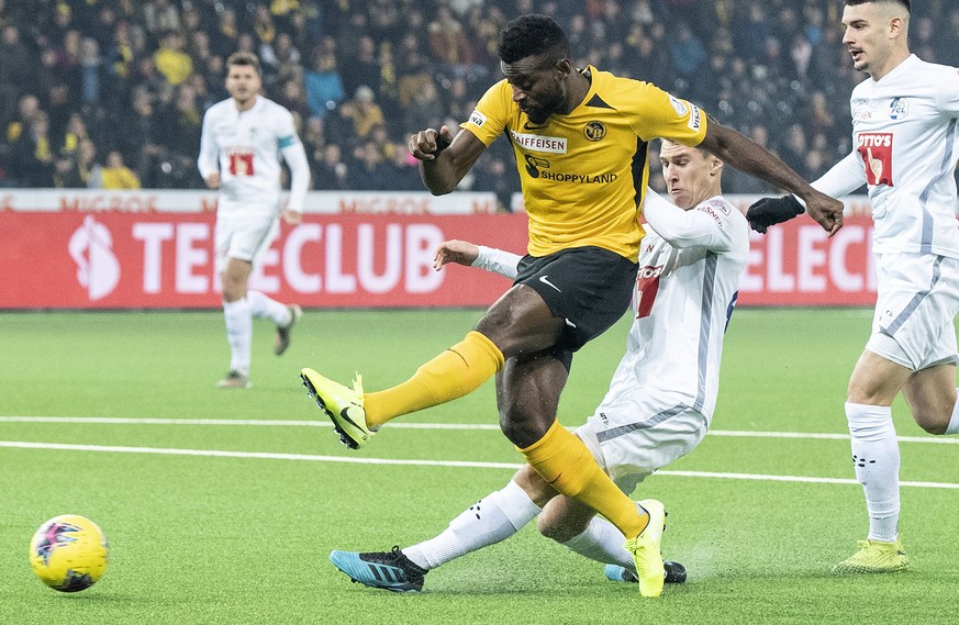 YBs Jean-Pierre Nsame, links, im Duell mit Luzerns Marco Burch im Fussball Meisterschaftsspiel der Super League zwischen den Berner Young Boys und dem FC Luzern, am Samstag, 7. Dezember 2019, im Stade ...