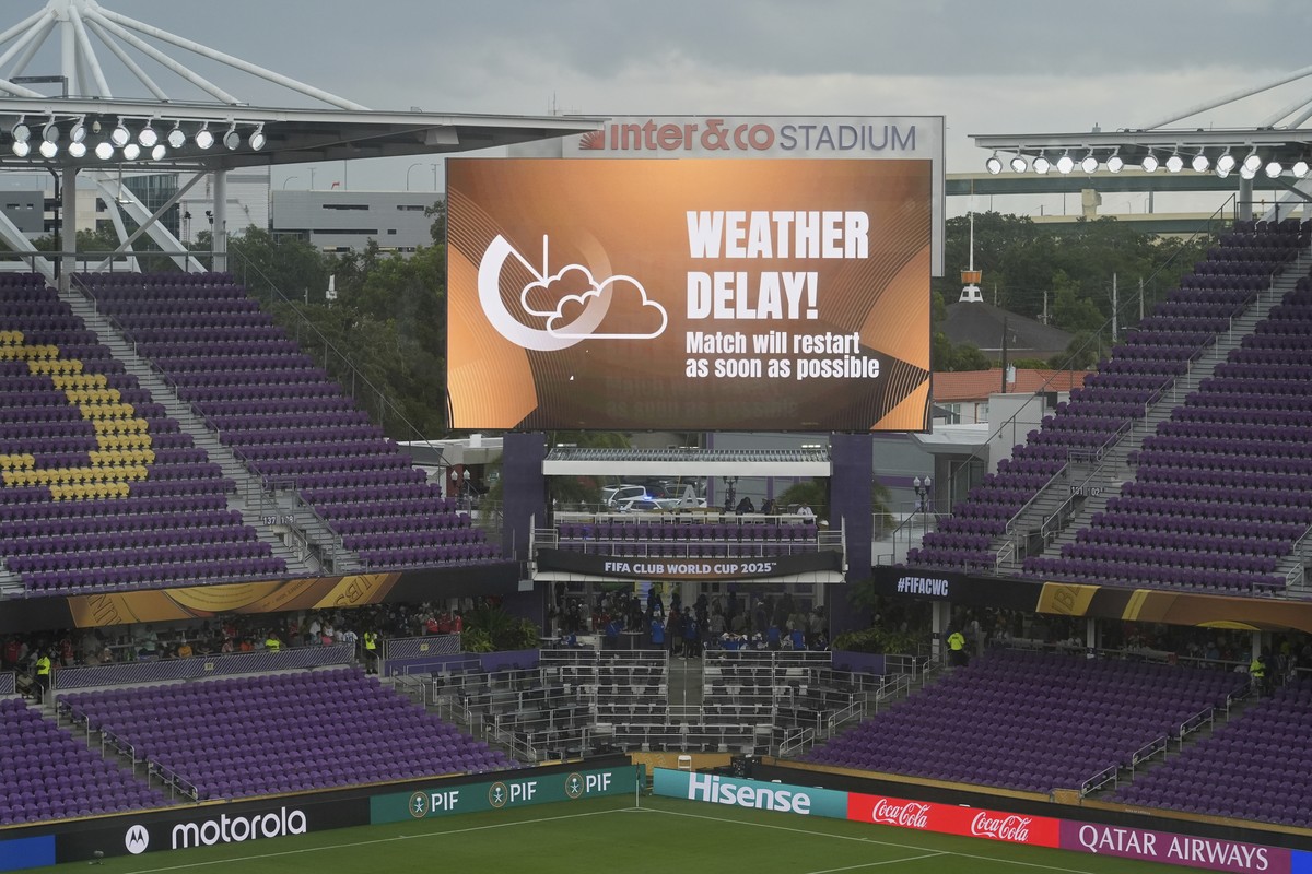 Scoreboard announces the weather dealy during the Club World Cup Group C soccer match between Benfica and Auckland City in Orlando, Fla., Friday, June 20, 2025. (AP Photo/John Raoux)
CWC Benfica Auckl ...