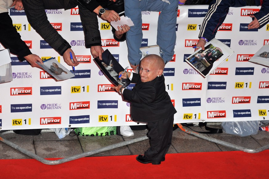epa06684484 (FILE) US actor Verne Troyer signs autographs at the Pride of Britain Awards held at the Grosvenor House in Central London, Britain, 05 October 2009 (reissued 21 April 2018). According to  ...