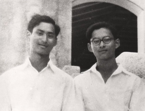 Die Brüder Ananda und Bhumibol 1946, kurz vor dem mysteriösen Tod von Ersterem.
https://commons.wikimedia.org/wiki/File:Ananda_Mahidol_,_Bhumibol_Adulyadej_,_Sangwal_in_Hua-Hin_1946.jpg