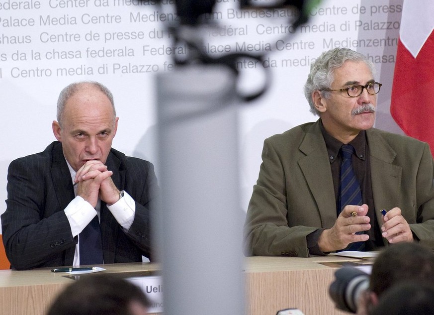 Oswald Sigg (r.) neben Ueli Maurer nach dessen Wahl in den Bundesrat am 10. Dezember 2008.