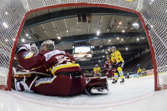 Geneve-Servette&#039;s goaltender Robert Mayer, left, takes his first goal past Bern&#039;s forward Thomas Ruefenacht #81, Geneve-Servette&#039;s defender Daniel Vukovic #55 and Bern&#039;s forward Si ...