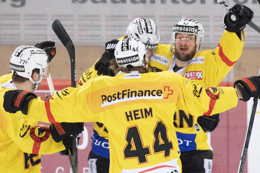 Berns Yanik Burren, Andre Heim, Beat Gerber, Tristan Scherwey, von links, jubeln beim 1:1 waehrend dem Meisterschaftsspiel der National League zwischen den SCL Tigers und dem SC Bern, am Mittwoch, 17. ...