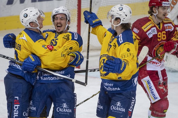 Tigers Andrea Glauser, geschlagen, Davos Dino Wieser, Marc Wieser, Perttu Lindgren, von links, jubeln, waehrend dem Meisterschaftsspiel der National League, zwischen den SCL Tigers und dem HC Davos am ...