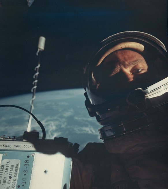 Buzz Aldrin, first self portrait in space. 1966.
bild: nationalgeographic