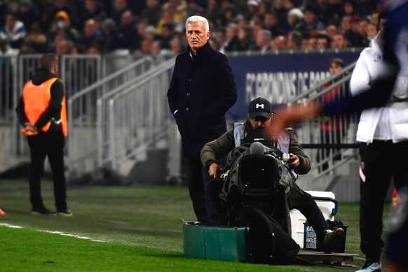 epa09568993 Girondins Bordeaux head coach Vladimir Petkovic (C) reacts during the French Ligue 1 soccer match between Girondins Bordeaux and Paris Saint-Germain (PSG) in Bordeaux, France, 06 November  ...