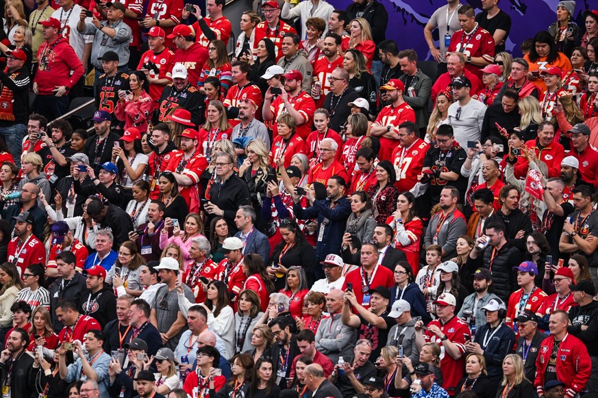 NFL, American Football Herren, USA Super Bowl LVIII - First Half Fans watch the game during the second quarter of Super Bowl LVIII between the San Francisco 49ers and the Kansas City Chiefs held at Al ...