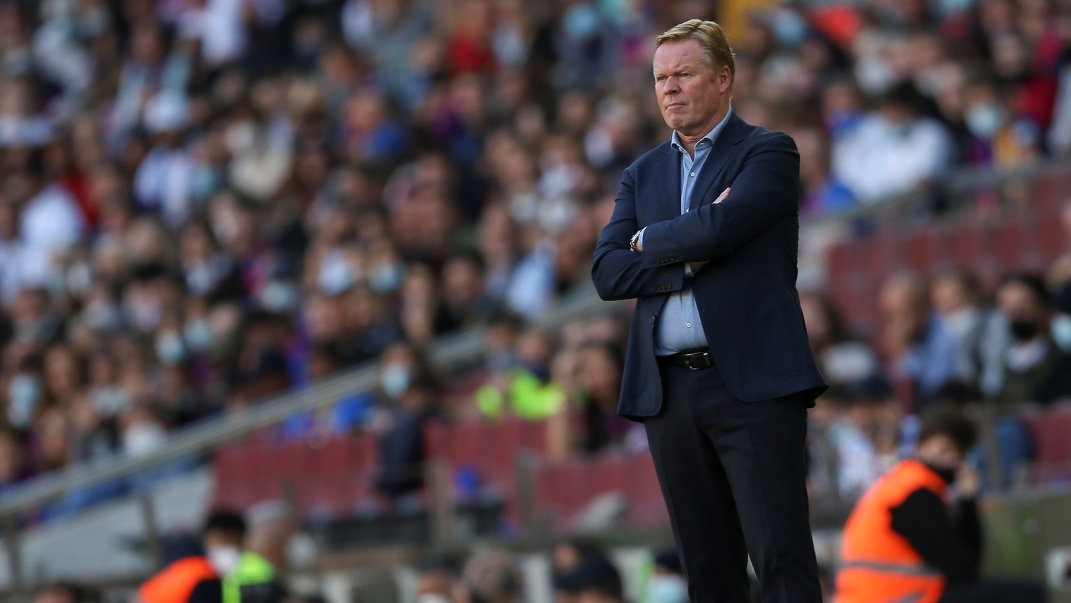 epa09543655 Barcelona&#039;s head coach Ronald Koeman reacts during the Spanish LaLiga soccer match between FC Barcelona and Real Madrid at Camp Nou stadium in Barcelona, Catalonia, Spain, 24 October  ...