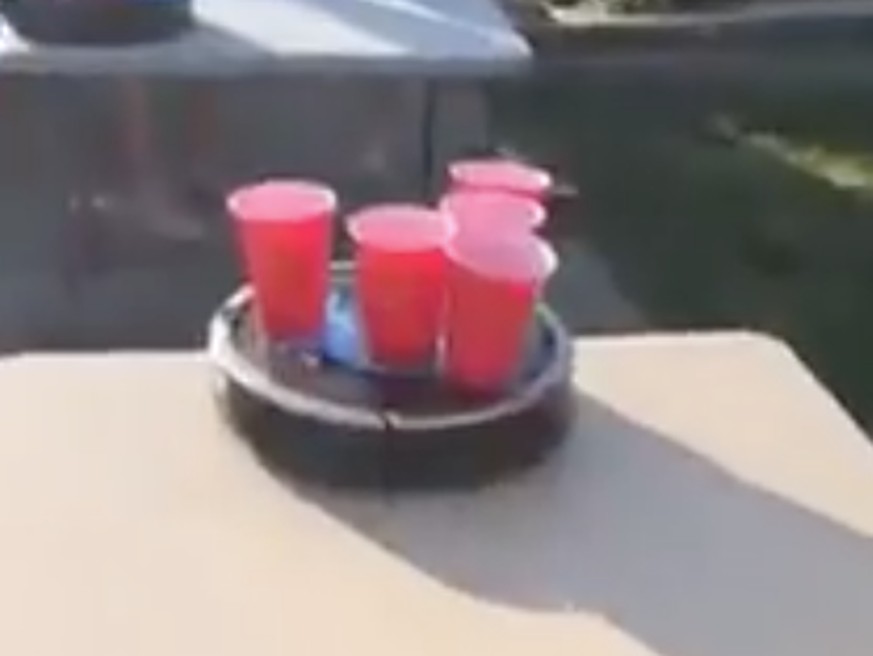 Ist dir normales Bier Pong zu leicht? Dann brauchst du einen Roboter-Staubsauger!