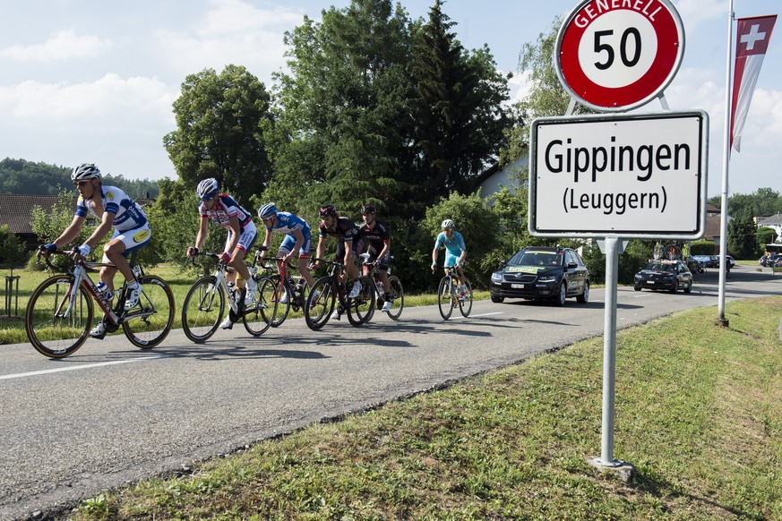 Radfahrer auf der Strecke 52. GP Radrennes des Kantons Aargau am Donnerstag, 11. Juni 2015, in Gippingen. (KEYSTONE/Ennio Leanza)