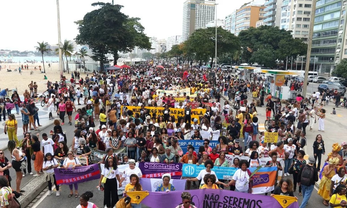 Der Zug der Frauen marschiert entlang der Copacabana.