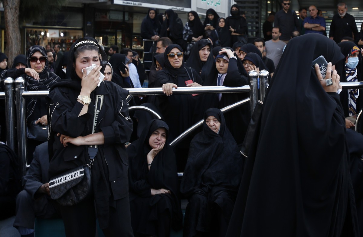 epa11355938 Iranian women clad in black chadors react as they take part in a mourning ceremony for late Iranian President Ebrahim Raisi, in Tehran, Iran, 20 May 2024. Iranian President Raisi, Foreign  ...