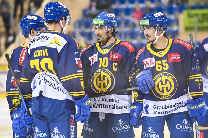 Davos&#039; Enzo Corvi, Andres Ambuehl und Marc Wieser, von links, beim Eishockey Spiel der National League zwischen dem HC Davos und dem SC Rapperswil-Jona Lakers, am Freitag, 17. September 2021, im  ...