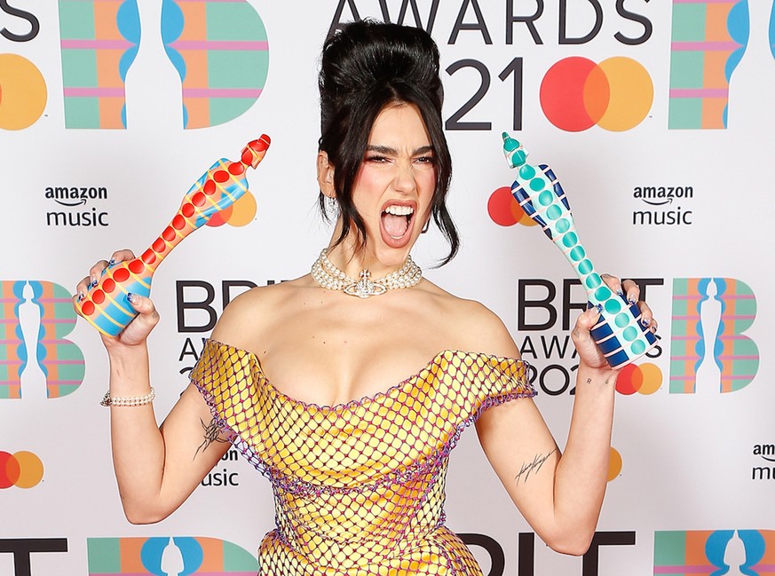 Dua Lipa mit ihren zwei Brit Awards.