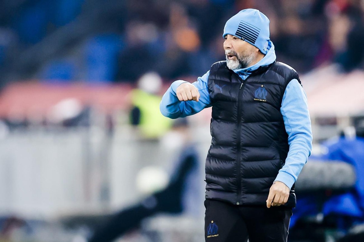 Dès le coup de sifflet initial, le «papy» Sampaoli (62 ans) a bondi et commencé son marathon.
