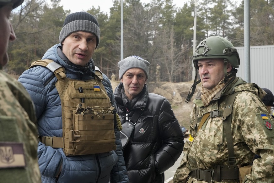 Vitali Klitschko, Kyiv Mayor and former heavyweight champion, left, visits a checkpoint in Kyiv, Ukraine, Sunday, March 6, 2022. On Day 11 of Russia&#039;s war on Ukraine, Russian troops shelled encir ...