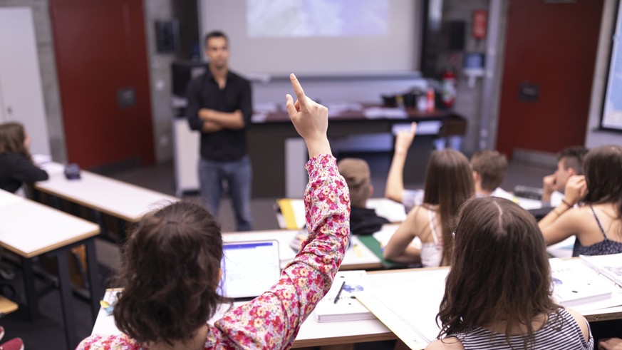 ZUR POLITISCHEN BILDUNG AN DER KANTONSSCHULE GLARUS STELLEN WIR IHNEN FOLGENDES NEUES BILDMATERIAL ZUR VERFUEGUNG --- A teacher with pupils of the 4th grade during geography lessons on the topic of cl ...