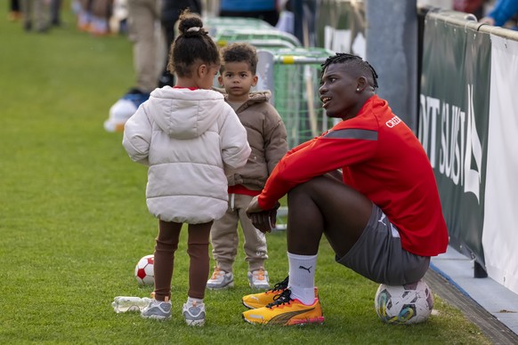 Breel Embolo mit seinen Kindern beim Training der Schweizer Fussball Nationalmannschaft in Basel, am Montag, 20. Maerz 2023. (KEYSTONE/Georgios Kefalas)