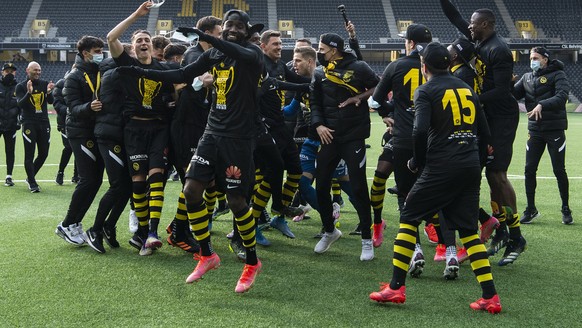 YBs Spieler und Staff feiern den Meistertitel im Fussball Meisterschaftsspiel der Super League zwischen den Berner Young Boys und dem FC Lugano, am Sonntag, 18. April 2021, im Stadion Wankdorf in Bern ...