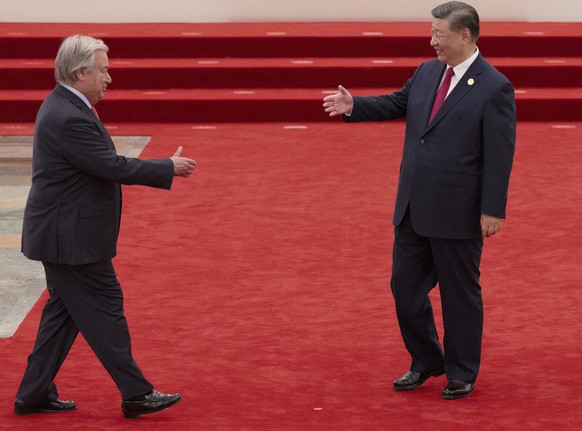 epa11584493 China&#039;s President Xi Jinping (C), in presence of his wife Peng Liyuan (R), welcomes Secretary-General of the United Nations Antonio Guterres (L), during a reception at the Forum on Ch ...