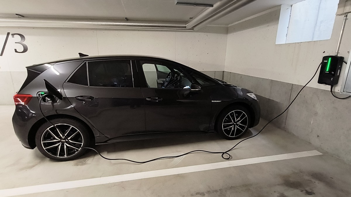 Laden mit Wallbox ist schneller, bequemer und sicherer. Die Ladeverluste sind geringer (was Geld spart) und vernetzte Ladestationen können helfen, Ladelastspitzen zu vermeiden.