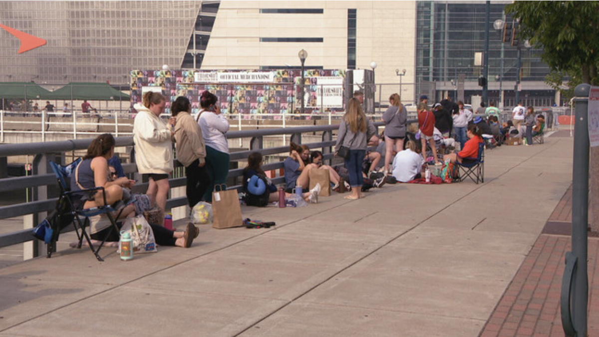 les fans de Taylor Swift font la queue à Cincinnati pour accéder au camion de merchandising