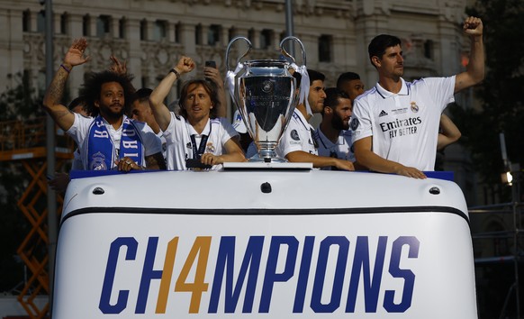 epa09985374 Real Madrid players (L-R) Marcelo, Luka Modric, Marco Asensio, and goalkeeper Thibaut Courtois react to fans during an open top bus parade to celebrate Real Madrid&#039;s 14th UEFA Champio ...