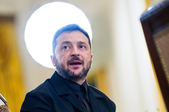 epa12308977 President of Ukraine Volodymyr Zelenskyy speaks during a Multilateral Meeting with European Leaders in the East Room of the White House in Washington, DC, USA, 18 August 2025. European Lea ...