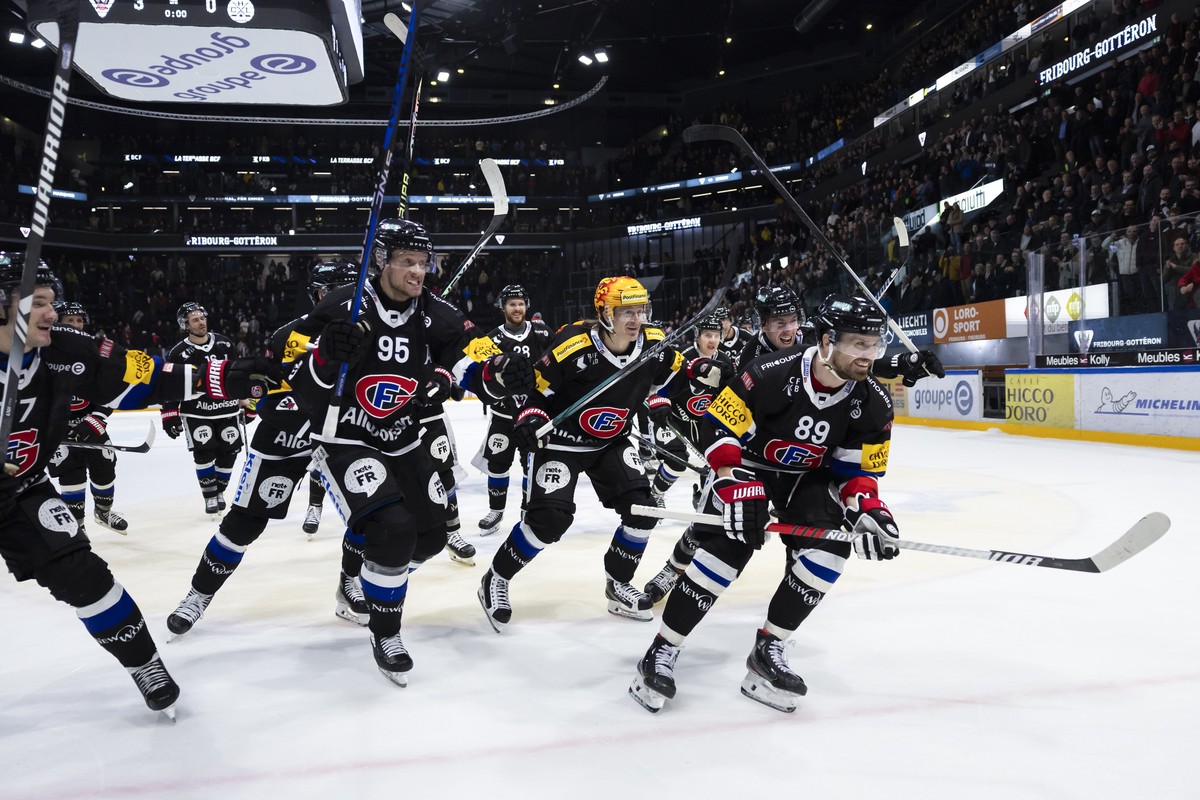 Gotterons Andrei Bykov, vorne, und seine Teamkollegen feiern mit den Fans, nach dem Eishockey Meisterschaftsspiel der National League zwischen dem HC Fribourg Gotteron und HC Lugano, am Donnerstag, 21 ...
