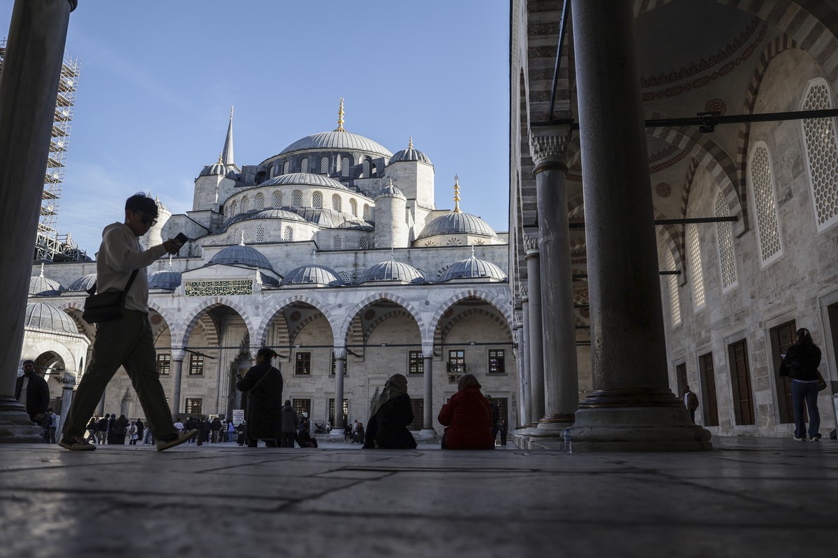 epa12547573 A man walks at the courtyard of the the Blue Mosque in Istanbul, Turkey, 25 November 2025. Pope Leo XIV is scheduled to meet Ecumenical Patriarch Bartholomew I, spiritual leader of the Gre ...