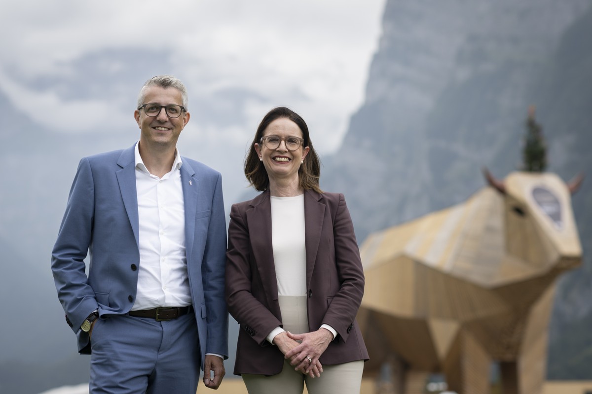 Staenderat Benjamin Muehlemann und Nationalraetin Susanne Vincenz-Stauffacher posieren vor Holzmuni Max des Eidgenoessischen Schwing- und Aelplerfestes ESAF, am Mittwoch, 20. August 2025, in Mollis. B ...