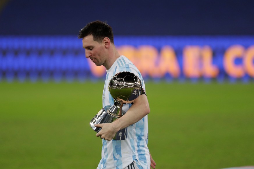 epa09336504 Argentina&#039;s Lionel Messi carries the Player of the Tournament trophy after winning the Copa America 2021 final against Brazil at the Maracana Stadium in Rio de Janeiro, Brazil, 10 Jul ...
