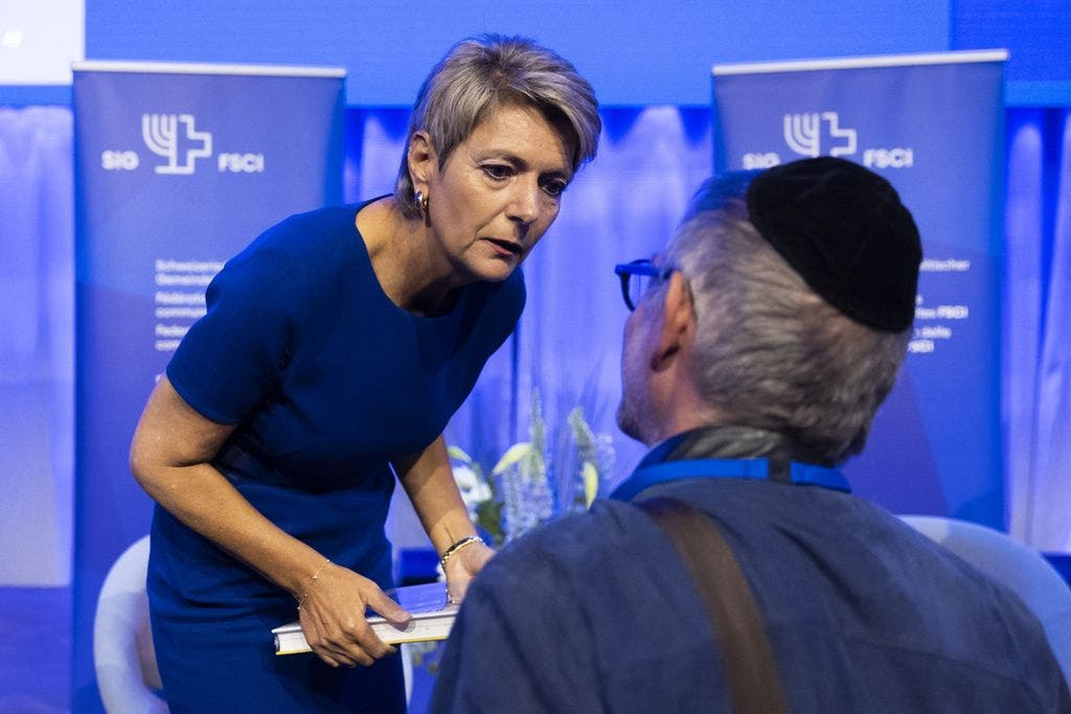 L'ex-ministre de la Justice, Karin Keller-Sutter, a critiqué les cantons de Suisse romande lors de l'assemblée des délégués de la faîtière des communautés juives de Suisse.